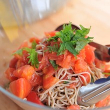 Chilled "Funori soba" (buckwheat noodles) with tomato