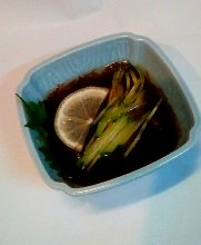 Mozuku seaweed dressed with vinegar