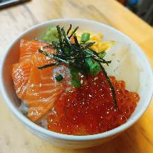 "Oyako" salmon roe and Japanese salmon rice bowl