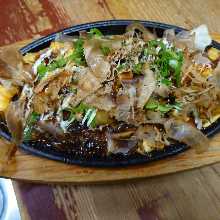 Tonpei-yaki (stir-fried cabbage and meat topped with egg)