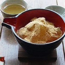 Warabimochi (bracken-starch dumpling covered in sweet, toasted soybean flour)