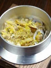 Simmered manila clam pot rice (Asari shikureni kamameshi)