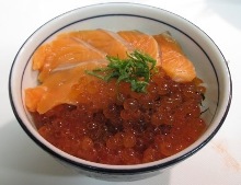 "Oyako" salmon roe and Japanese salmon rice bowl