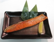 Grilled fatty salmon belly