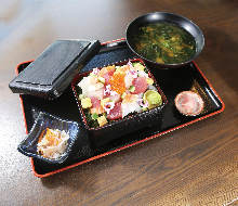 Chirashi sushi