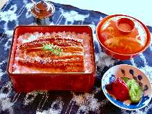 Eel served over rice in a lacquered box