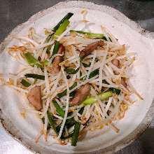 Stir-fried garlic chives and bean sprouts