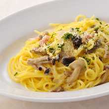 Pasta with cream of porcini mushroom