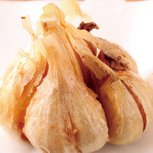 Fried whole garlic