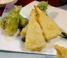 Tempura of seasonal taste