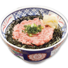 Raw fatty tuna and spring onion rice bowl