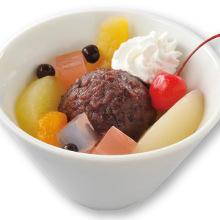 Anmitsu (agar gelatin with fruits, sweetened red beans and sweet red bean paste)