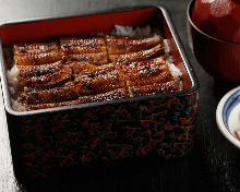 Eel served over rice in a lacquered box