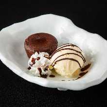 Fondant au chocolat and vanilla ice cream