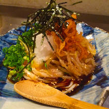 Wheat noodles topped with grated daikon radish