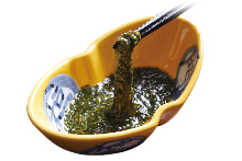 Mozuku seaweed dressed with vinegar