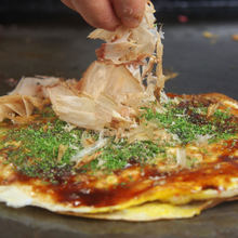 Tonpei-yaki (stir-fried cabbage and meat topped with egg)