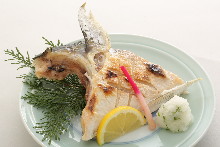 Salted and grilled yellowtail collar meat