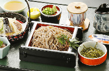 Soba noodles served on a bamboo strainer and tempura meal set