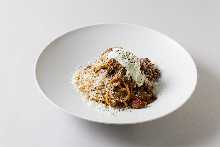 Shorthorn beef bolognese / herb sour cream