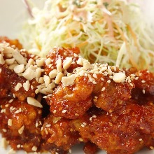 揚げ鶏肉の特製ソースかけ