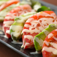 トマトとアボカドのサラダ仕立て