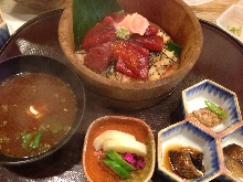 まぐろ漬け丼