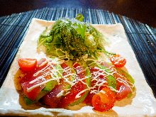 海ぶどうとマグロとアボガドのカルパッチョ