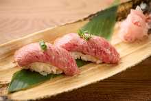 佐渡山牛の炙りにぎり寿司（2貫）