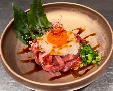 もとぶ牛炙りユッケ