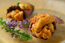 国産ウニのローストビーフ巻（2貫）