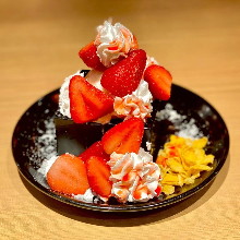 こぼれ苺パフェ(4,000円食べ放題対象メニュー)