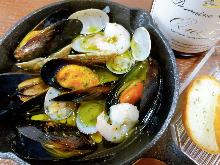 小海老とムール貝が入った海鮮アヒージョ 小海老とムール貝が入った海鮮アヒージョ