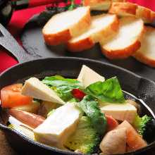 とろ~りカマンベールが入った明太子のアヒージョ とろ~りカマンベールが入った明太子のアヒージョ