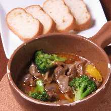 アツアツ鉄板牛サガリの肉アヒージョ アツアツ鉄板牛サガリの肉アヒージョ