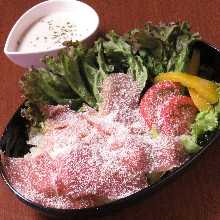 パルミジャーノ・レッジャーノの粉雪生ハムシーザーサラダ パルミジャーノ・レッジャーノの粉雪生ハムシーザーサラダ