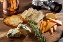 【Additional menu：＋2,500yen】Cheese Platter(Camembert, gorgonzola, smoked c heese , mimolette)