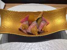 低温調理された宮崎牛と極上雲丹の「うにく」