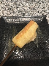 玄米もちの串揚げ　たらこソース