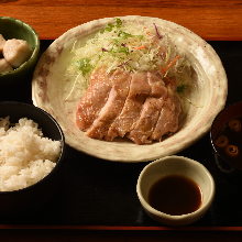 鶏もも肉の塩焼き