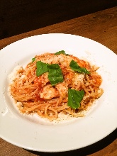 モッツァレラとバジルのトマトソースパスタ