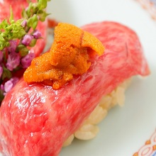 ウニのせ牛肉寿司