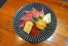 マグロ中トロ入り三種丼