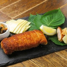 生ハムを巻いたポークカツレツ えごまの葉添え