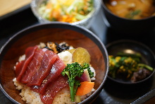 まぐろ丼