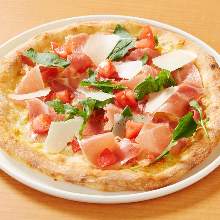 生ハムとアボカドのピザ