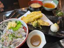 房総鯵丼＆穴子天ぷらセット ：鯵丼・小鉢・味噌汁・浅漬セット