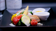 ブイヨンでスチームした大山鶏と彩り野菜のサラダ仕立て