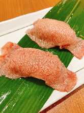 ウニのせ牛肉寿司