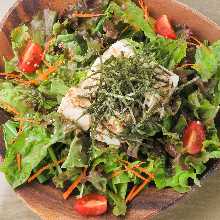 香ばしいゴマドレッシングの豆腐サラダ